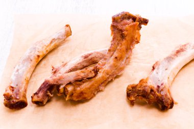 Kaburga kemikleri temiz et parşömen kağıt üzerine aldı..