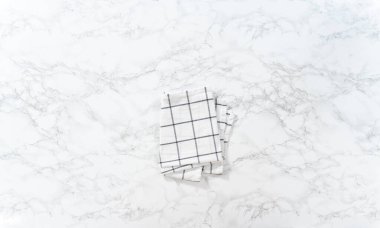 Mermer bir yüzeye katlanmış mutfak havlusu..