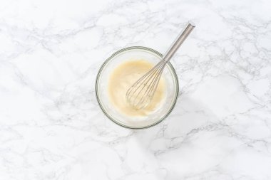 Düz yatıyordu. Eggnog cila yapmak için malzemeleri çırpma makinesiyle karıştırıyorum..