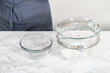 Paskalya pastası pişirmek için kremaya sarı gıda boyası karıştırıyorum..