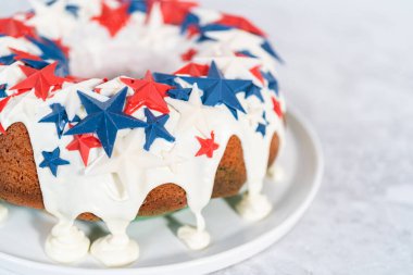 4 Temmuz pasta vanilya jöleli ve beyaz bir tabakta çikolata yıldızlarıyla süslenmiş..