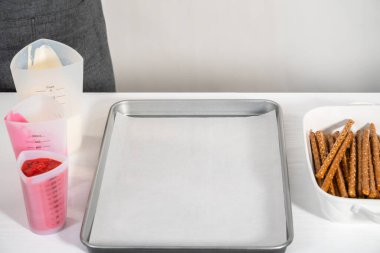 Çubuk krakerleri eritilmiş çikolatayla silikon bardağa batırıp Sevgililer Günü 'nde çikolata kaplı çubuk çubuk çubuklar yapmak..