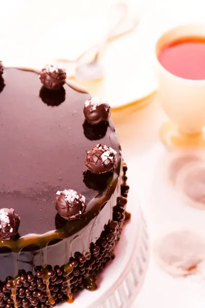 盐渍焦糖松露蛋糕上面的巧克力蛋糕层装满盐渍焦糖慕斯 巧克力 — 图库照片