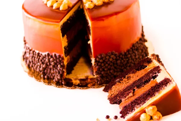 Gourmet Schokolade Haselnuss Und Karamellkuchen Auf Weißem Hintergrund — Stockfoto