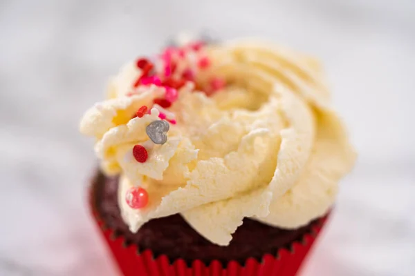 Φρύξη Λευκής Σοκολάτας Πάνω Κόκκινα Βελούδινα Cupcakes Και Συμπλήρωση Τρούφα — Φωτογραφία Αρχείου