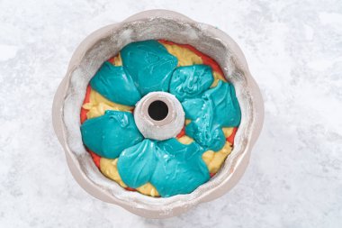 Pasta tepsisini kırmızı, beyaz ve mavi keklerle doldurarak 4 Temmuz 'da çikolata yıldızlı kek yapmak..