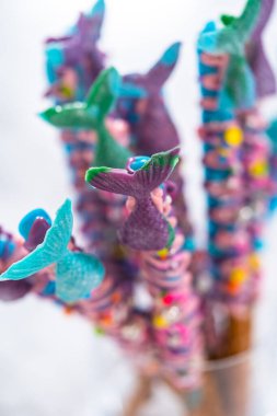 Deniz kızı çikolata çubukları pembe ve mor çikolata serpiştirilmiş ve serpiştirilmiş..