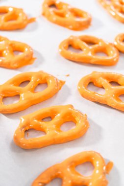 Çubuk kraker, çikolata kaplı kraker yapmak için erimiş çikolataya batırılır..