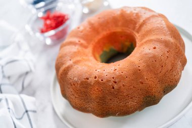 Vanilya soslu taze pişmiş kek..