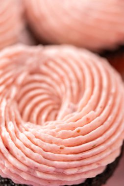 Çilekli krema kaplı çikolatalı kekler..