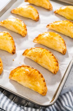 Mutfak tezgahında yumurta ve tatlı patatesli taze pişmiş börek..