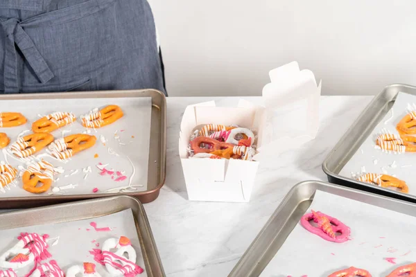 Çikolata Kaplı Kraker Paketleri Kağıt Parçalarıyla Dolu Beyaz Kağıt Bir — Stok fotoğraf