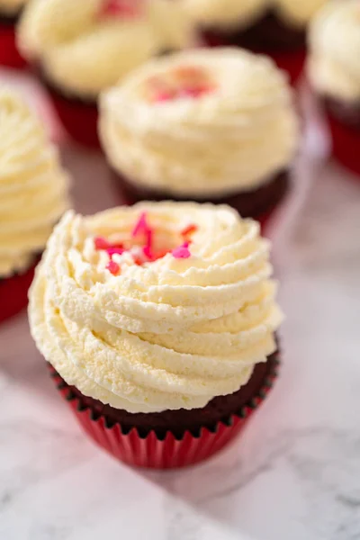 Frisch Gebackene Samt Cupcakes Mit Weißer Schokolade Ganache Zuckerguss Mit — Stockfoto