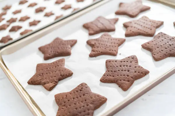 Parşömen kağıdıyla kaplanmış, fırınlanmış, taze yıldız şeklinde çikolatalı kraker..