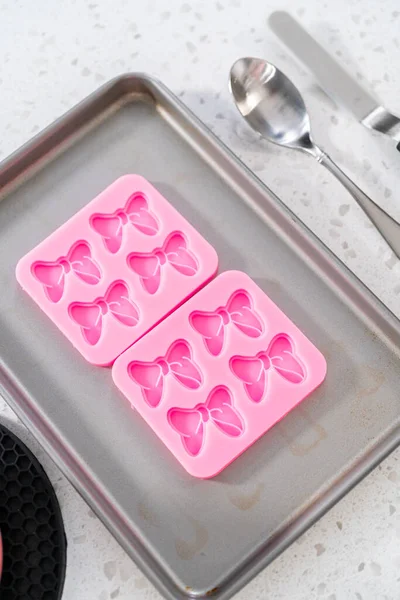 Flat Lay Filling Bow Silicone Chocolate Mold Melted Chocolate Make —  Fotos de Stock