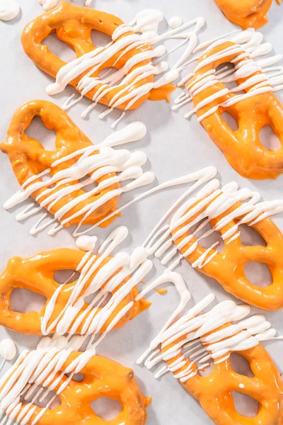 Drizzling Melted Chocolate Chocolate Dipped Pretzels Twists — Stock Photo, Image