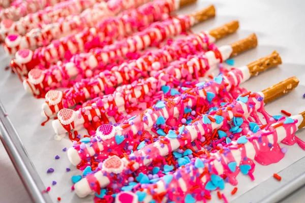 Drizzling Melted Chocolate Chocolate Dipped Pretzels Rods Decorating Sprinkles Make — Stock Photo, Image