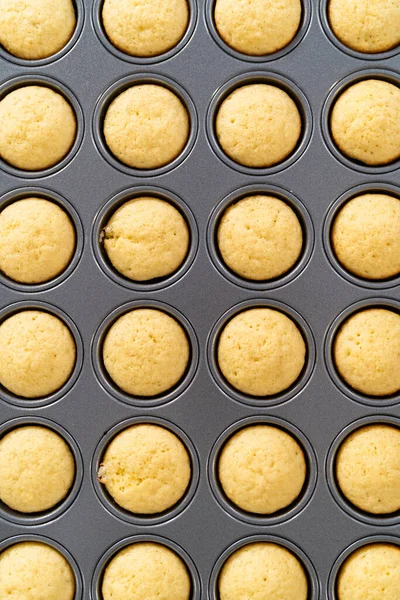 Mini Cupcakes Vanille Fraîchement Cuits Sur Comptoir Cuisine — Photo