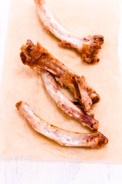 Kaburga kemikleri temiz et parşömen kağıt üzerine aldı..