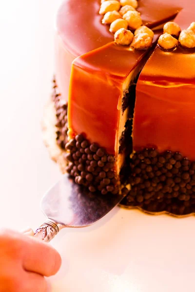 Gourmet Шоколад Фундук Карамельний Торт Білому Тлі — стокове фото