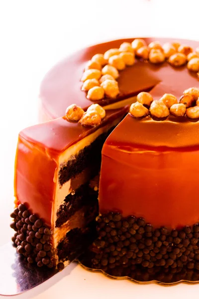 Gastronomische Chocolade Hazelnoot Karamel Taart Witte Achtergrond — Stockfoto