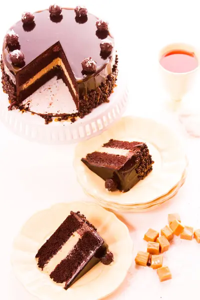 Gezouten Karamel Truffel Torte Met Lagen Van Chocolade Cake Gevuld — Stockfoto