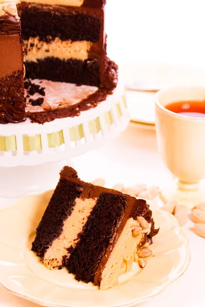 Mogyoróvaj Mousse Torta Csokoládétorta Két Réteg Töltött Tetején Mousse Mogyoróvaj — Stock Fotó