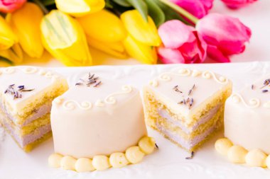 beyaz çikolata bal lavanta kek pandispanya lavanta mus, beyaz çikolata kaplı katmanları ile dolu ve bal ile infüzyon ile yapılan.