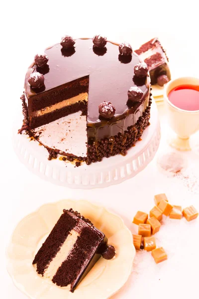 Gezouten Karamel Truffel Torte Met Lagen Van Chocolade Cake Gevuld — Stockfoto