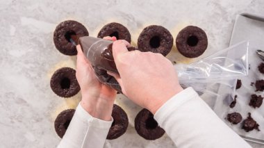 Düz yatıyordu. Adım adım. Çikolatalı kekleri çikolatalı ganache ile dolduruyorum..
