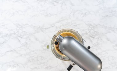 Mini Paskalya ekmeği pişirmek için mutfak mikseri malzemelerini karıştırıyorum..