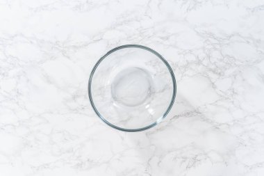 Düz yatıyordu. Kurutulmuş yabani mantarları bardakta ıslatıp sıcak suyla karıştırıyorum..