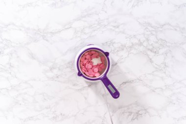 Çikolata, sıcak çikolata bombaları hazırlamak için bir şeker tenceresinde erir..