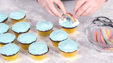 Adım adım. Çikolatalı kekleri tereyağlı krema ve gökkuşağı şekeriyle süslüyorum..