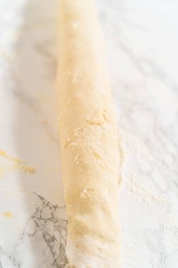 Tarçın ile doldurulmuş ekmek hamuru rulo içine ceviz koyup mayasız tarçınlı kek pişirmek..