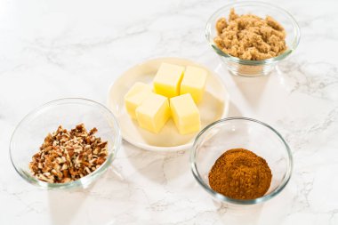 Bardaktaki ölçülü malzemeler mayasız tarçınlı kek pişirmek için karıştırılmış kaseler..