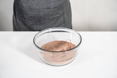 Ev yapımı sıcak çikolata karışımı yapmak için karışımı büyük bir bardakta karıştırıyorum..