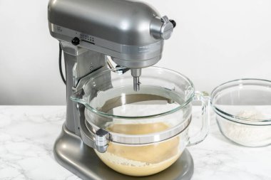 Mini Paskalya ekmeği pişirmek için mutfak mikseri malzemelerini karıştırıyorum..