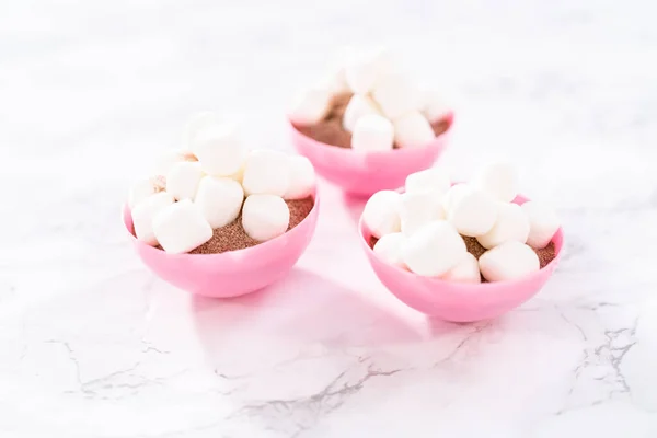 Vullen Roze Chocolade Schelpen Met Warme Chocolademix Mini Marshmallows Warme — Stockfoto