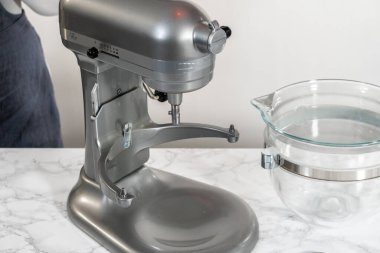 Mini Paskalya ekmeği pişirmek için mutfak mikseri malzemelerini karıştırıyorum..