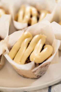 Taze pişmiş mayasız tarçınsız çörekler tarçın dolgulu ve doğranmış cevizli..