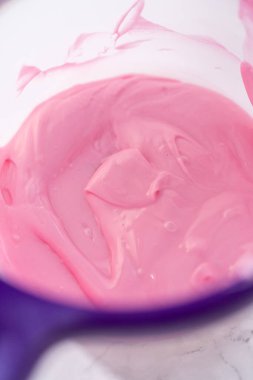 Çikolata, sıcak çikolata bombaları hazırlamak için bir şeker tenceresinde erir..