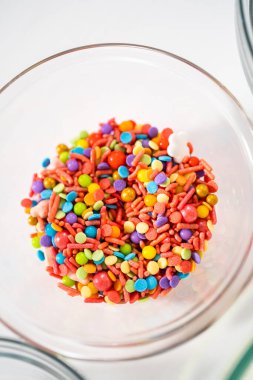 Tek boynuzlu atı sıcak çikolata yapmak için cam karıştırma kaselerinde ölçülmüş malzemeler..