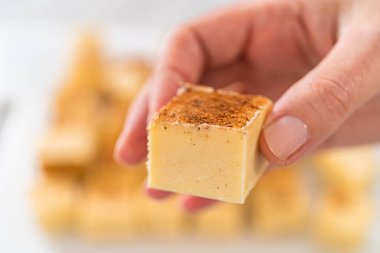 Beyaz bir kesme tahtasındaki ev yapımı yumurta likörü parçaları..