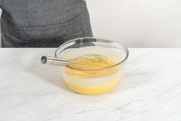 Limonlu Yaban Mersinli Kek Pişirmek Için Büyük Bir Bardakta Islak — Stok fotoğraf