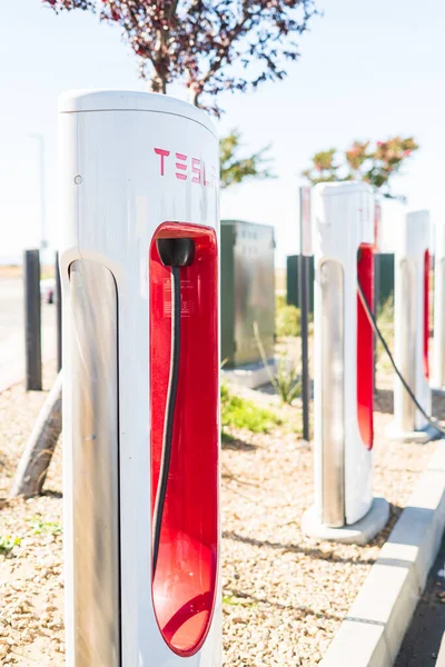 Hesperia, California, ABD-12 Ekim 2021 - Tesla gün boyunca süperşarj istasyonu.