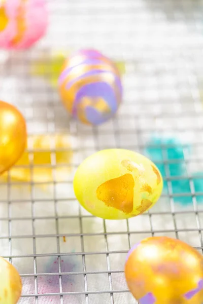 Paskalya Yumurtası Boyası Paskalya Yumurtalarını Altın Sarısı Boyuyor — Stok fotoğraf