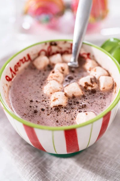 Het Bereiden Van Kerstmis Hete Chocoladebommen Met Warme Melk Een — Stockfoto