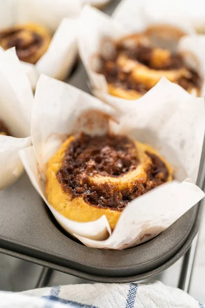 Garnishing Yeast Cinnamon Roll Cupcakes Cream Cheese Frosting Piping Bag — Stock Photo, Image