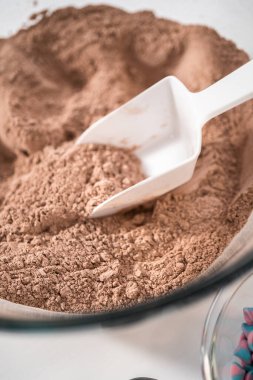 Ev yapımı sıcak çikolata karışımı yapmak için karışımı büyük bir bardakta karıştırıyorum..